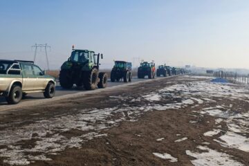 Protest cu tractoare în coloană, cu viteză redusă, pe E 85 Suceava – Fălticeni. Fermierii se îndreaptă spre București