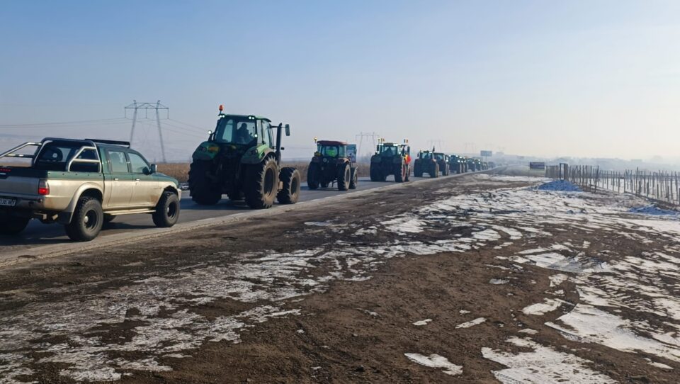 Protest cu tractoare în coloană, cu viteză redusă, pe E 85 Suceava – Fălticeni. Fermierii se îndreaptă spre București
