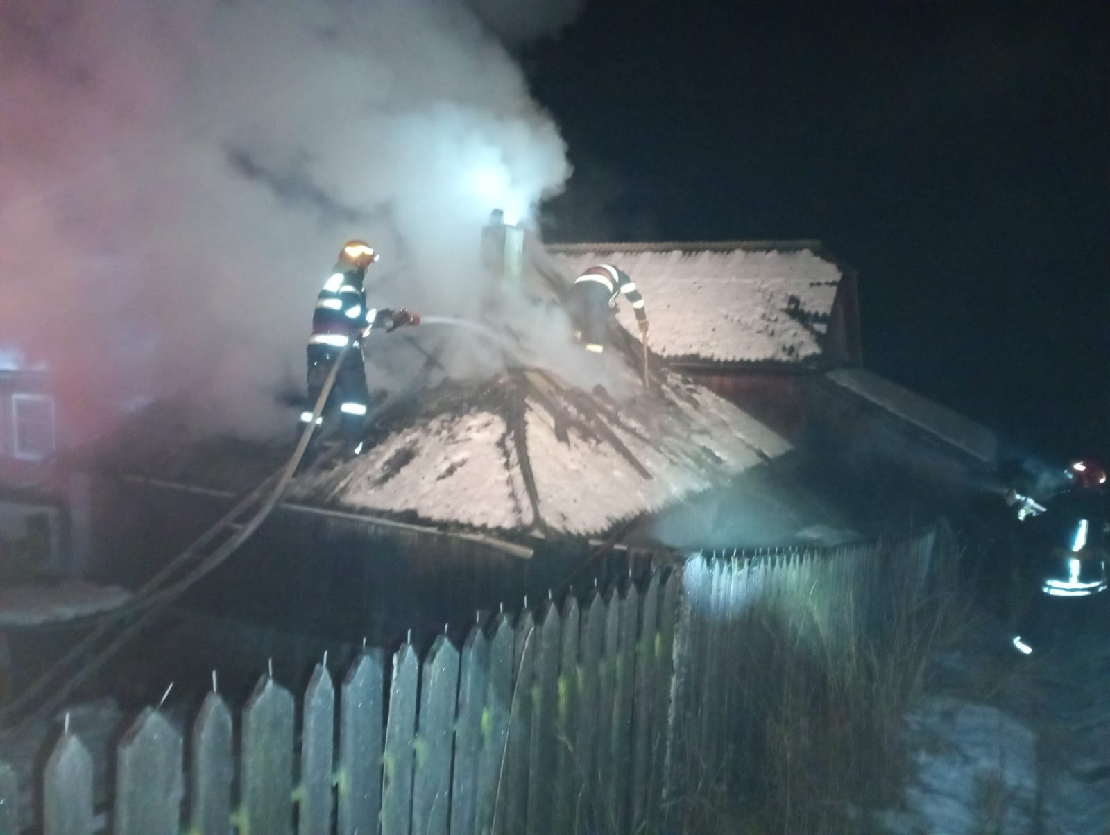 În noaptea de marți spre miercuri, în jurul orei 3.20, alarma a venit de la Pârteștii de Sus – Cacica