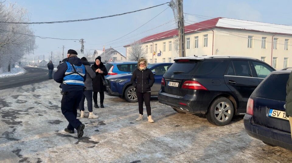 Câteva zeci de oameni din comuna Grămești cer referendum pentru demiterea Consiliului Local