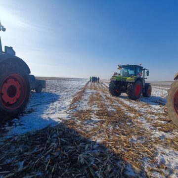 Protest cu tractoare în coloană, cu viteză redusă, pe E 85 Suceava – Fălticeni. Fermierii se îndreaptă spre București