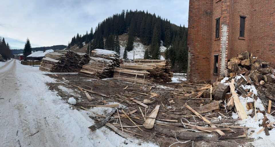 Descindere lângă calea ferată, unde era depozitată ilegal o cantitate mare de lemne