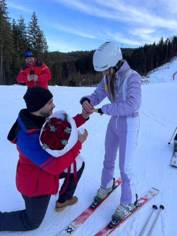 Inedită cerere în căsătorie la schi, în Bucovina, pe Pârtia Rarău
