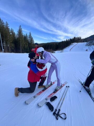 Inedită cerere în căsătorie la schi, în Bucovina, pe Pârtia Rarău