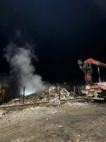 O familie cu trei copii din Putna are nevoie de ajutor. Casa le-a fost distrusă într-un incendiu cumplit