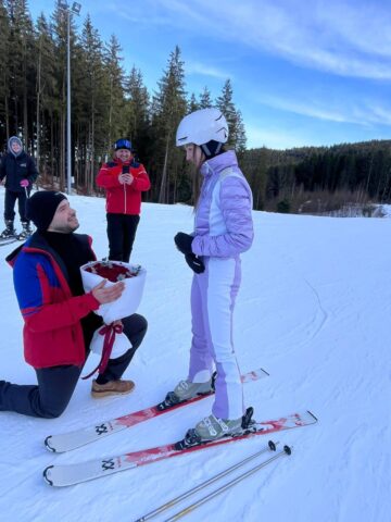 Inedită cerere în căsătorie la schi, în Bucovina, pe Pârtia Rarău