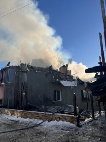 O familie cu trei copii din Putna are nevoie de ajutor. Casa le-a fost distrusă într-un incendiu cumplit