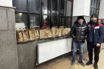 Hrană caldă și adăpost oferite persoanelor ce trăiesc pe stradă sau în gară, la Suceava