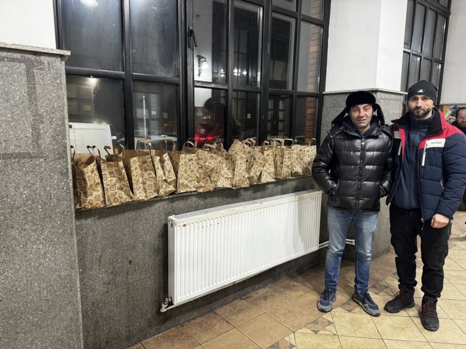 Hrană caldă și adăpost oferite persoanelor ce trăiesc pe stradă sau în gară, la Suceava