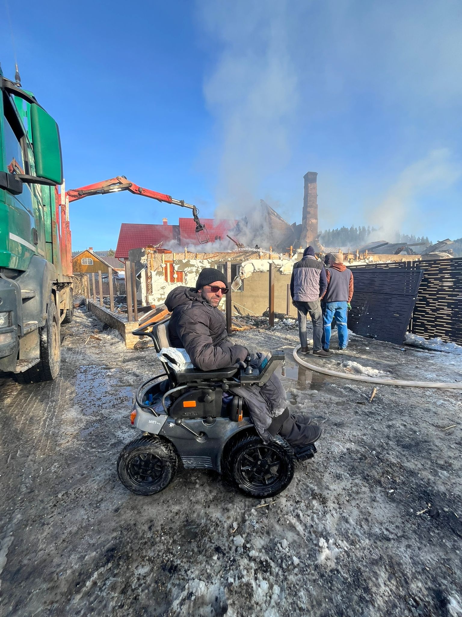 O familie cu trei copii din Putna are nevoie de ajutor. Casa le-a fost distrusă într-un incendiu cumplit