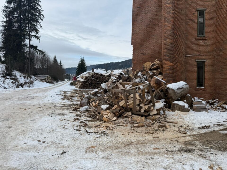 Descindere lângă calea ferată, unde era depozitată ilegal o cantitate mare de lemne