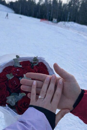 Inedită cerere în căsătorie la schi, în Bucovina, pe Pârtia Rarău