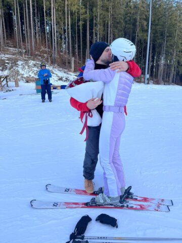 Inedită cerere în căsătorie la schi, în Bucovina, pe Pârtia Rarău