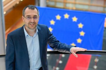 Europarlamentarul USR Vlad Voiculescu anunță noi reguli ale UE pentru a stopa criza medicamentelor critice Europarlamentarul USR Vlad Voiculescu anunță noi reguli ale UE pentru a stopa criza medicamentelor critice
