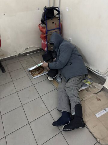 Hrană caldă și adăpost oferite persoanelor ce trăiesc pe stradă sau în gară, la Suceava, în cele două săptămâni de ger năprasnic