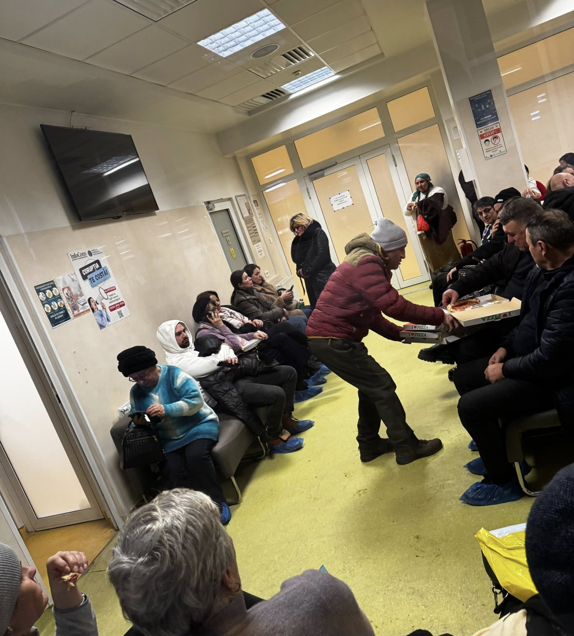 Hrană caldă și adăpost oferite persoanelor ce trăiesc pe stradă sau în gară, la Suceava