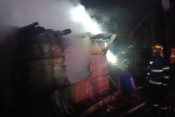 Bătrân cu arsuri pe față după un nou incendiu în miez de noapte