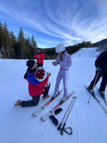Inedită cere în căsătorie la schi, în Bucovina, pe Pârtia Rarău
