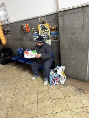 Hrană caldă și adăpost oferite persoanelor ce trăiesc pe stradă sau în gară, la Suceava, în cele două săptămâni de ger năprasnic