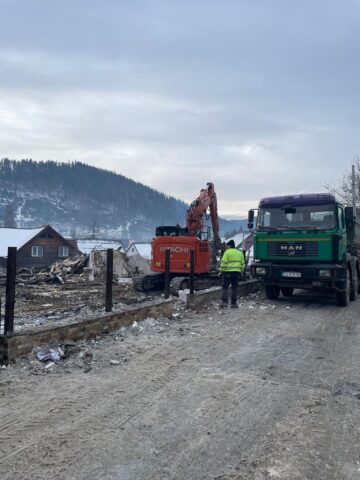 O familie cu trei copii din Putna are nevoie de ajutor. Casa le-a fost distrusă într-un incendiu cumplit