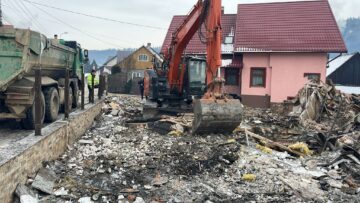 O familie cu trei copii din Putna are nevoie de ajutor. Casa le-a fost distrusă într-un incendiu cumplit