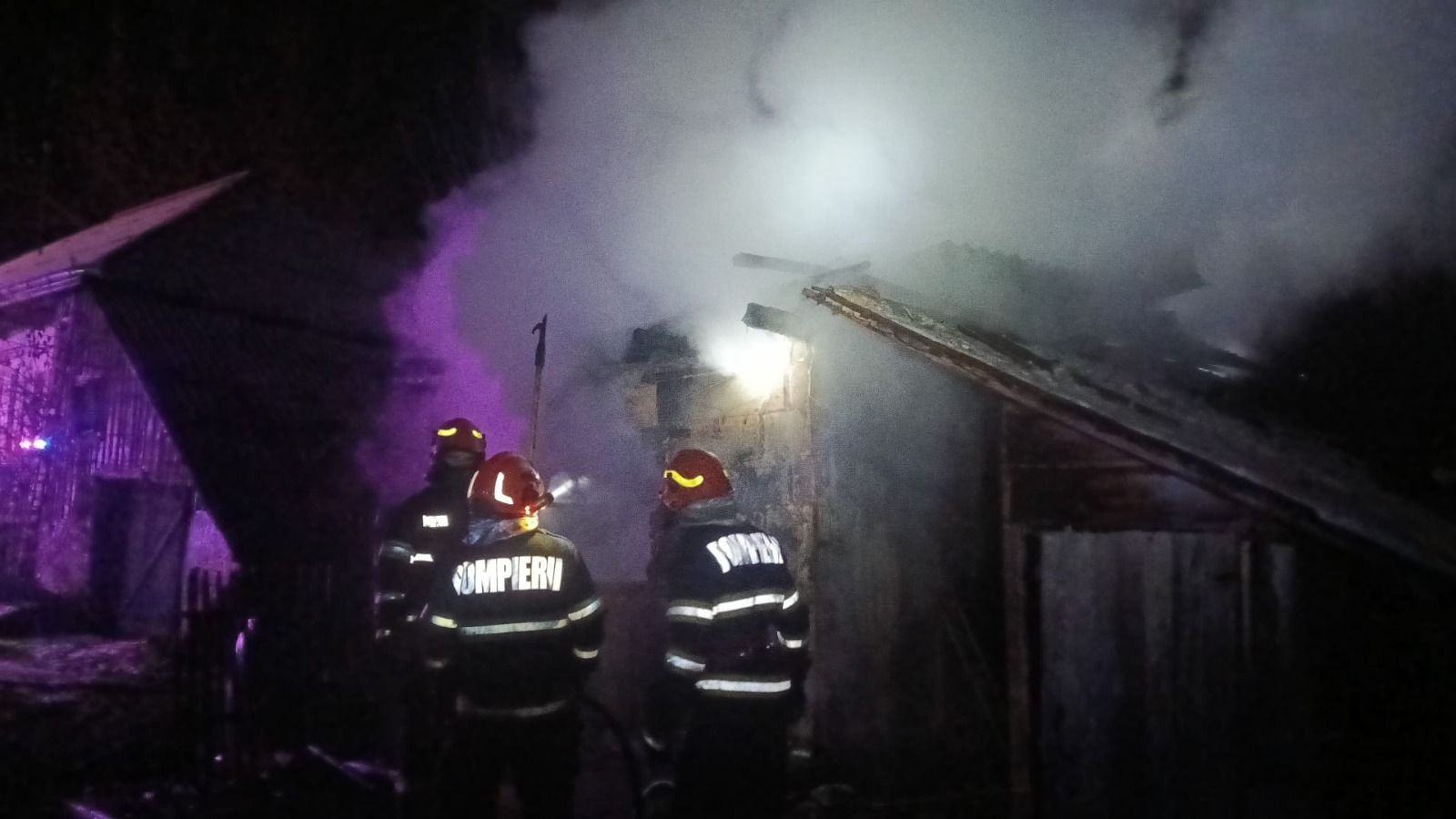 Bătrân cu arsuri pe față după un nou incendiu în miez de noapte