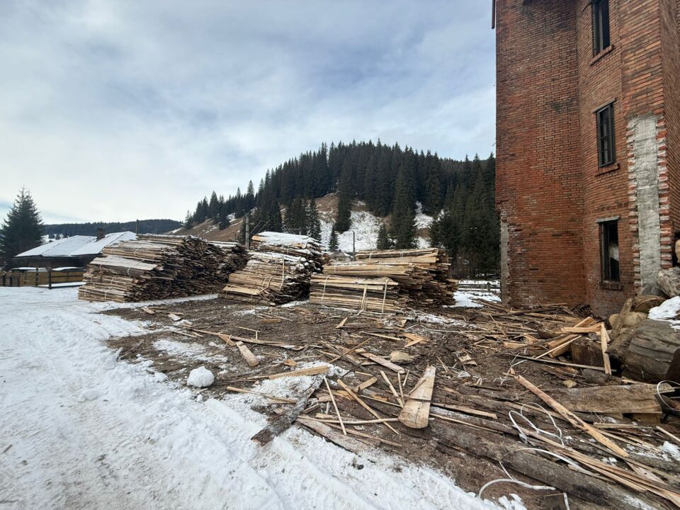 Descindere lângă calea ferată, unde era depozitată ilegal o cantitate mare de lemne Descindere lângă calea ferată, unde era depozitată ilegal o cantitate mare de lemne