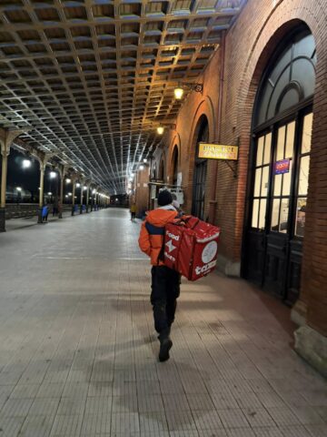 Hrană caldă și adăpost oferite persoanelor ce trăiesc pe stradă sau în gară, la Suceava, în cele două săptămâni de ger năprasnic