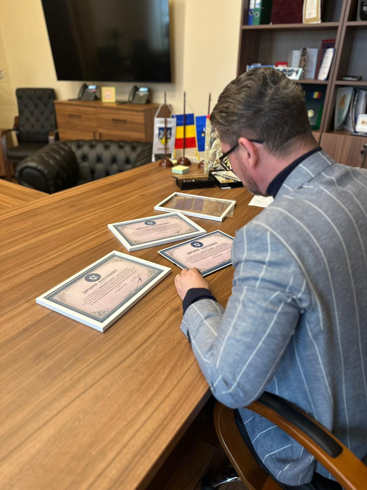 Trei veterani din Broșteni, cu vârste de 100, 101 și 99 de ani, onorați cu diplome aniversare de Prefectura Suceava