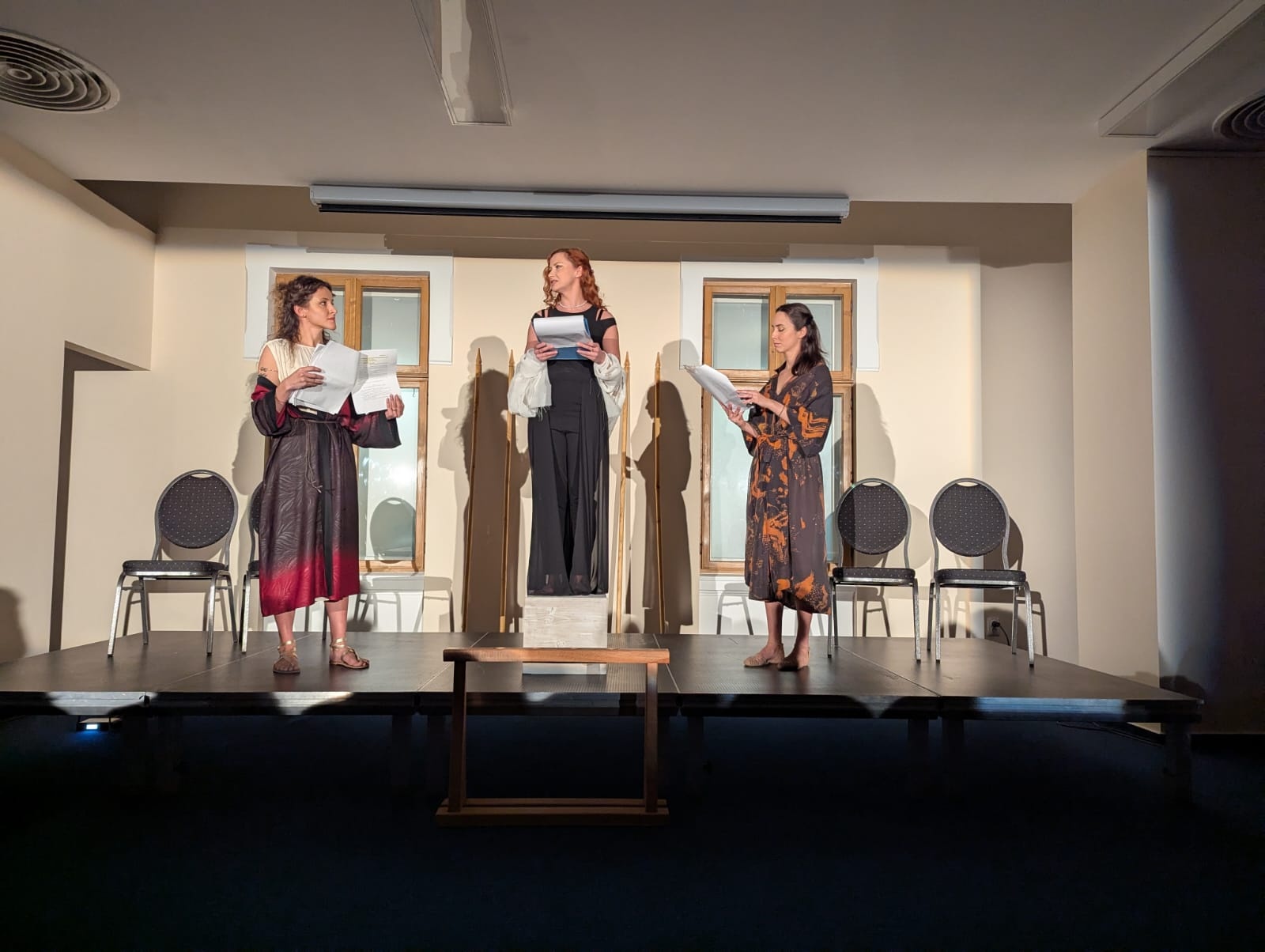 „Grecii de peste mări”, o incursiune în lumea credințelor și ideilor despre viață și moarte, prin intermediul vaselor cu figuri roșii, la Muzeul de Istorie Suceava