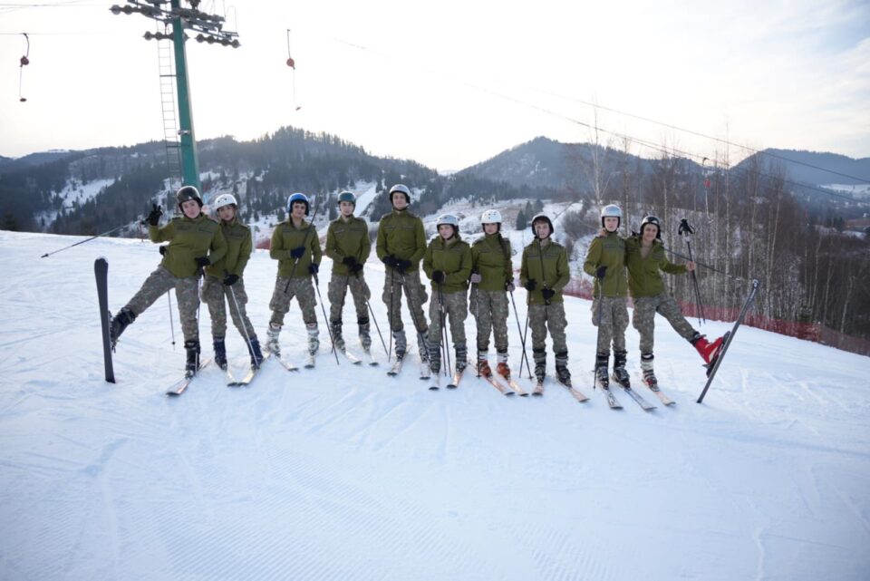 Instrucție pe schiuri pentru elevii militari de la Câmpulung