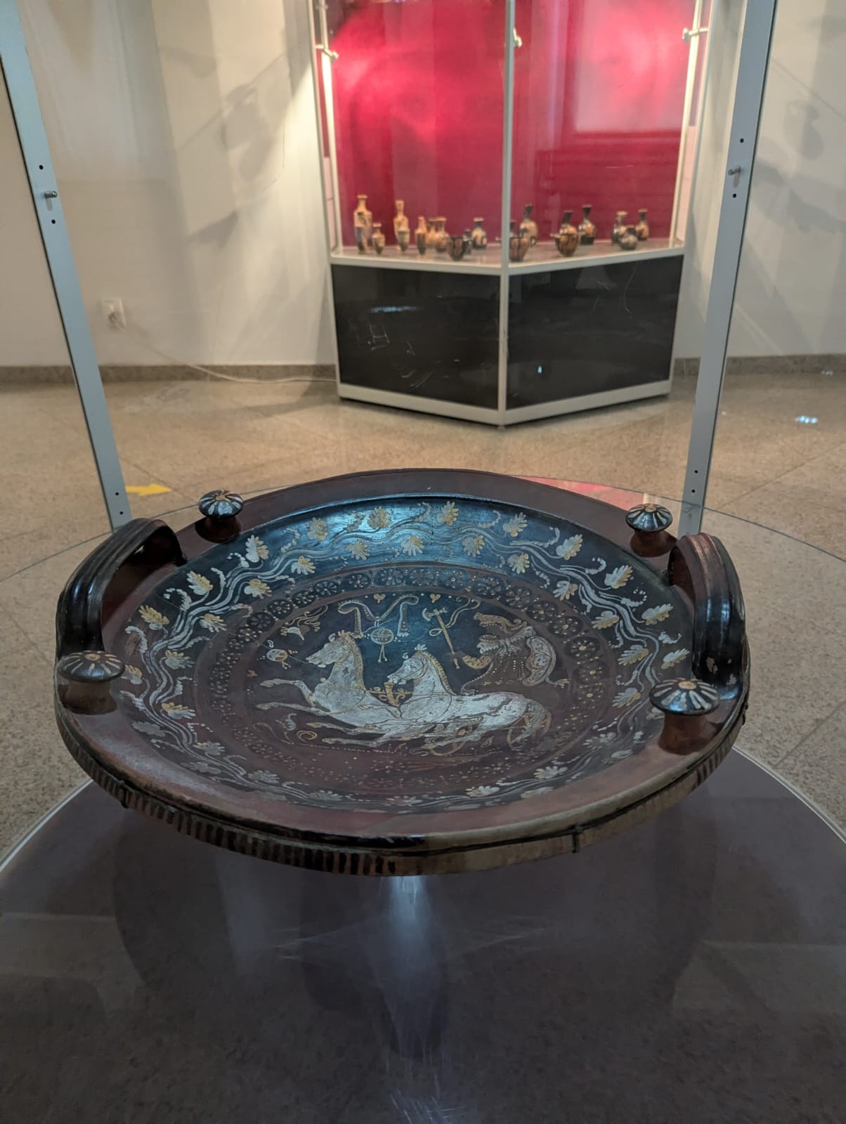 „Grecii de peste mări”, o incursiune în lumea credințelor și ideilor despre viață și moarte, prin intermediul vaselor cu figuri roșii, la Muzeul de Istorie Suceava