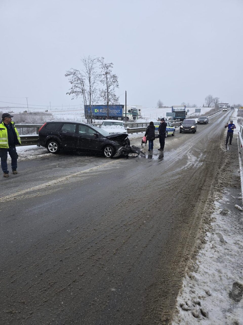 Accident cu două șoferițe implicate, după ce una dintre ele a intrat pe contrasens