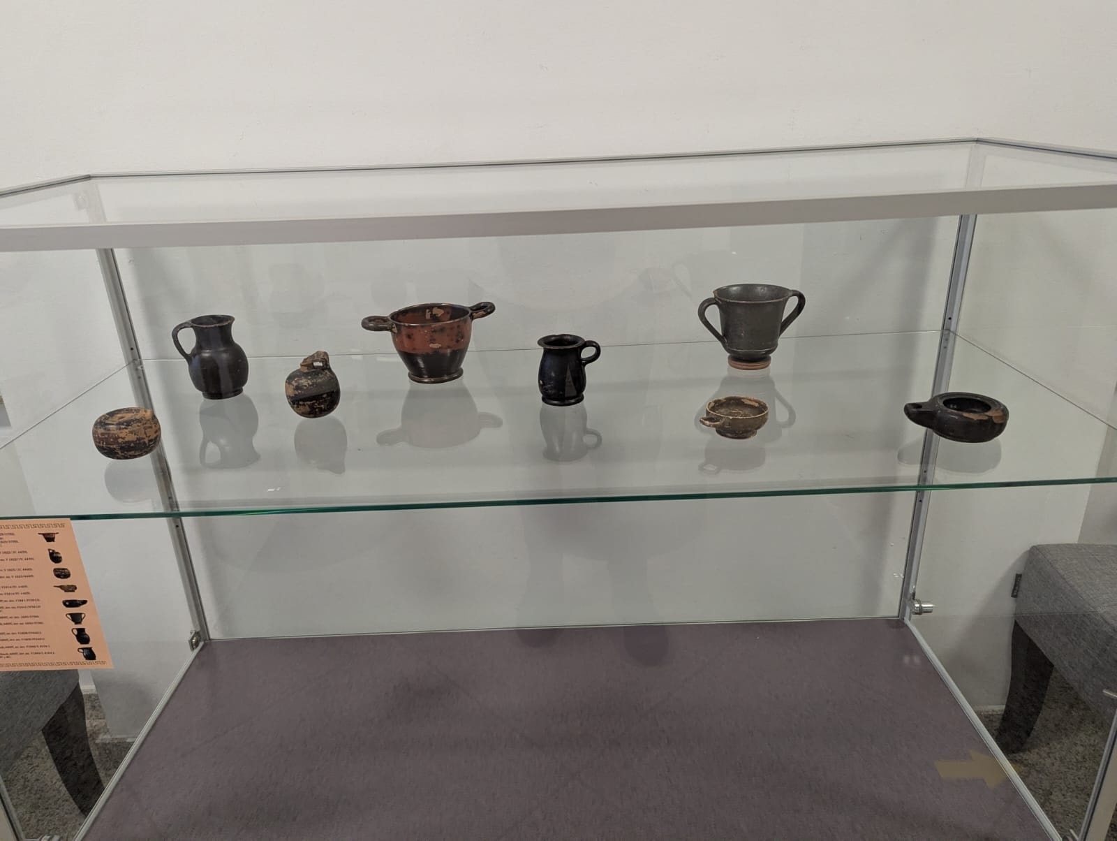 „Grecii de peste mări”, o incursiune în lumea credințelor și ideilor despre viață și moarte, prin intermediul vaselor cu figuri roșii, la Muzeul de Istorie Suceava