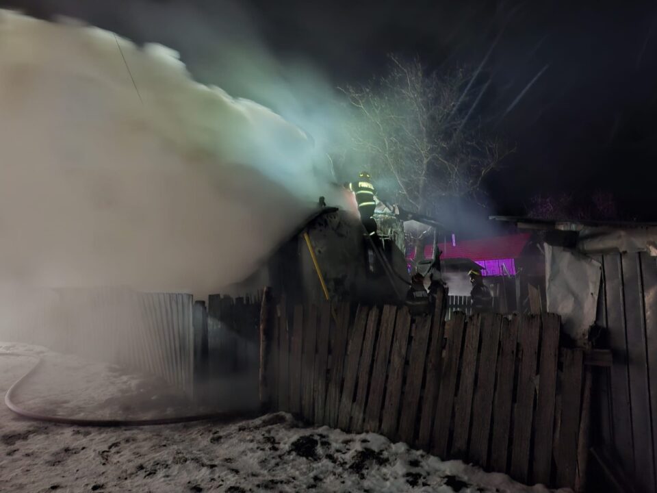 Un nou incendiu a mai distrus o casă, iar totul a plecat de la coșul de fum