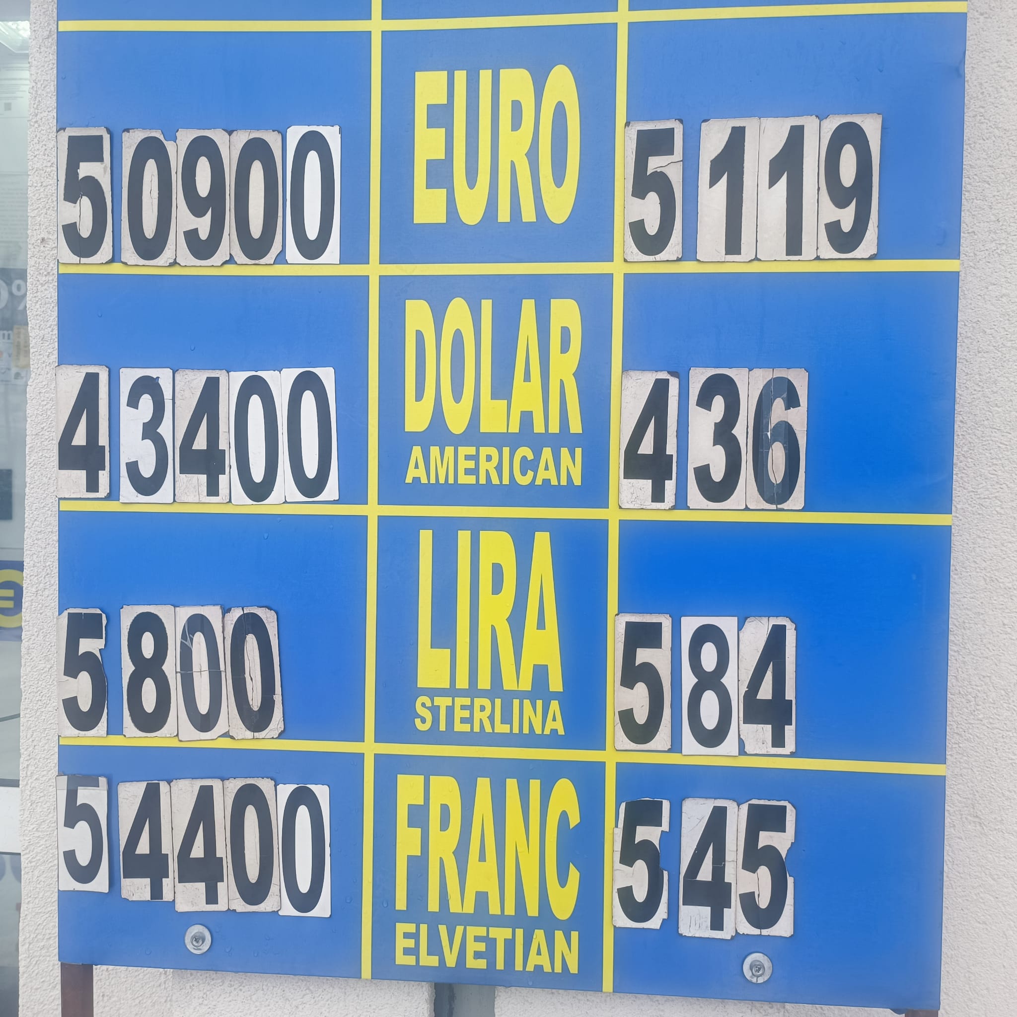Cursul valutar curge implacabil: un euro se poate cumpăra acum cu peste 5,11 lei