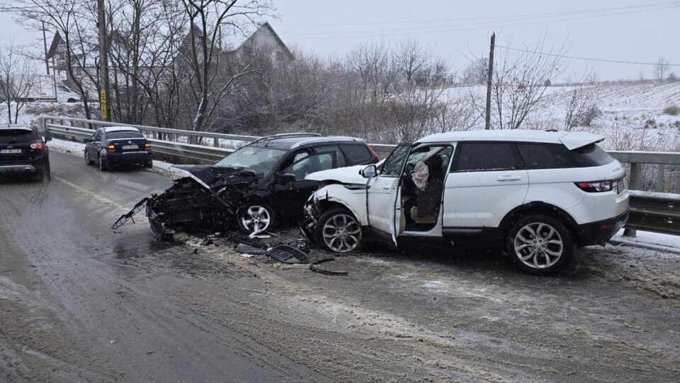 Accident cu două șoferițe implicate, după ce una dintre ele a intrat pe contrasens Accident cu două șoferițe implicate, după ce una dintre ele a intrat pe contrasens