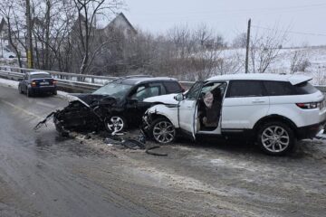 Accident cu două șoferițe implicate, după ce una dintre ele a intrat pe contrasens