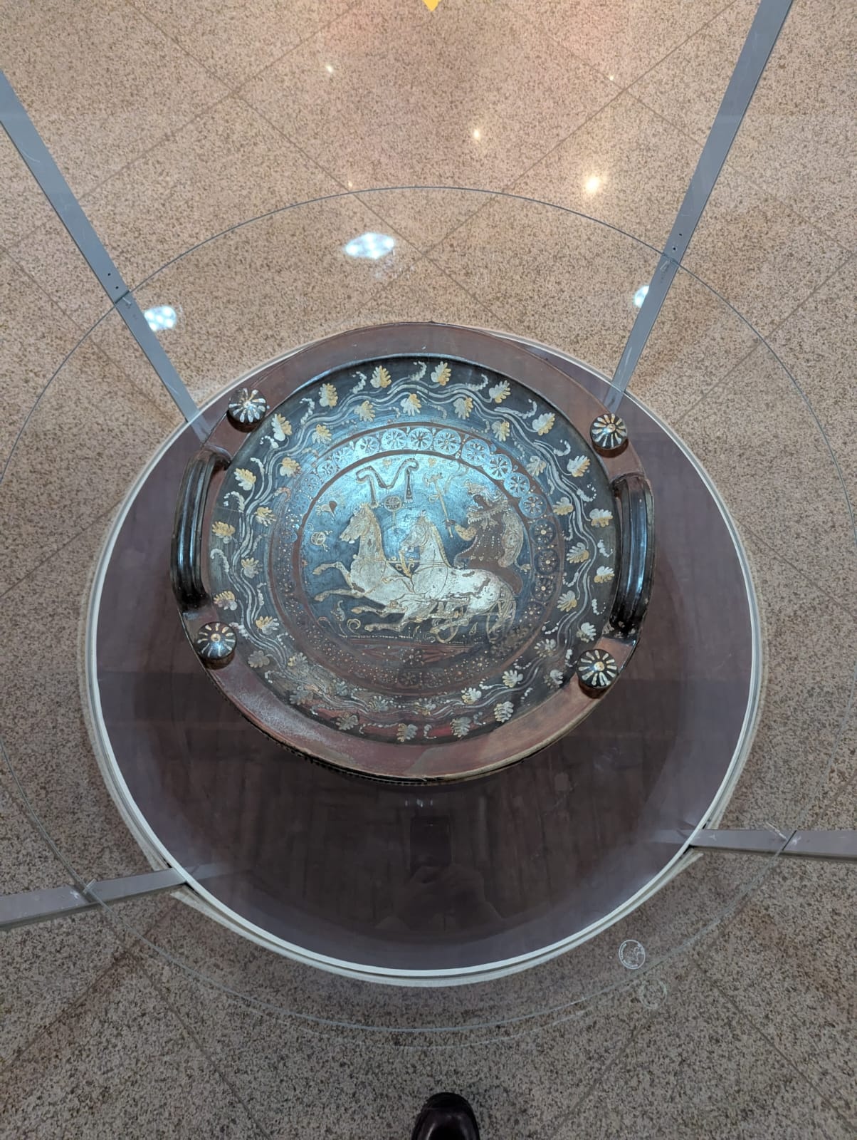 „Grecii de peste mări”, o incursiune în lumea credințelor și ideilor despre viață și moarte, prin intermediul vaselor cu figuri roșii, la Muzeul de Istorie Suceava