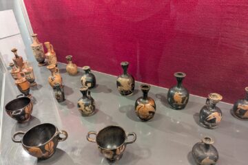 „Grecii de peste mări”, o incursiune în lumea credințelor și ideilor despre viață și moarte, prin intermediul vaselor cu figuri roșii, la Muzeul de Istorie Suceava