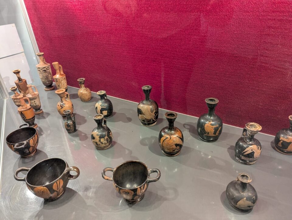 „Grecii de peste mări”, o incursiune în lumea credințelor și ideilor despre viață și moarte, prin intermediul vaselor cu figuri roșii, la Muzeul de Istorie Suceava