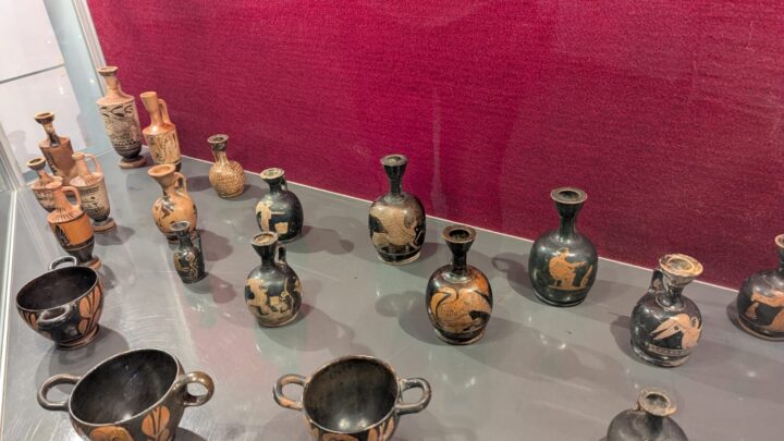 „Grecii de peste mări”, o incursiune în lumea credințelor și ideilor despre viață și moarte, prin intermediul vaselor cu figuri roșii, la Muzeul de Istorie Suceava