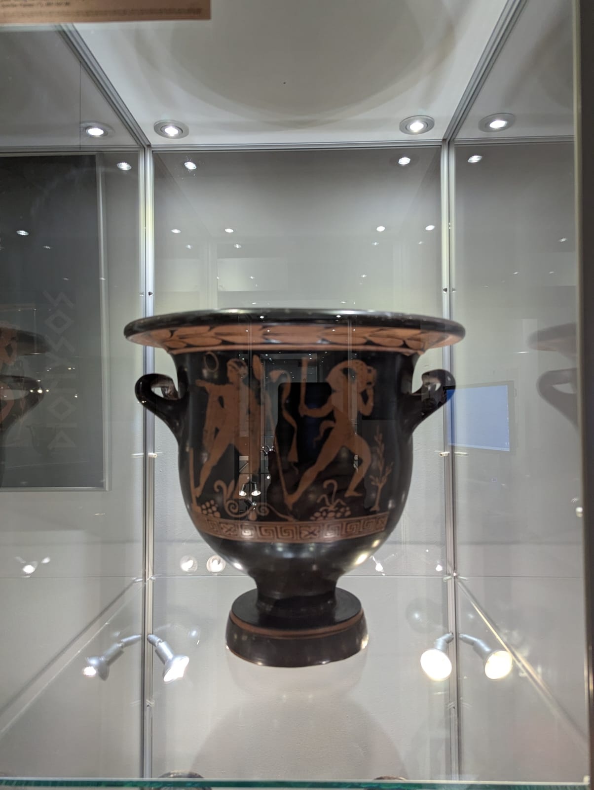 „Grecii de peste mări”, o incursiune în lumea credințelor și ideilor despre viață și moarte, prin intermediul vaselor cu figuri roșii, la Muzeul de Istorie Suceava