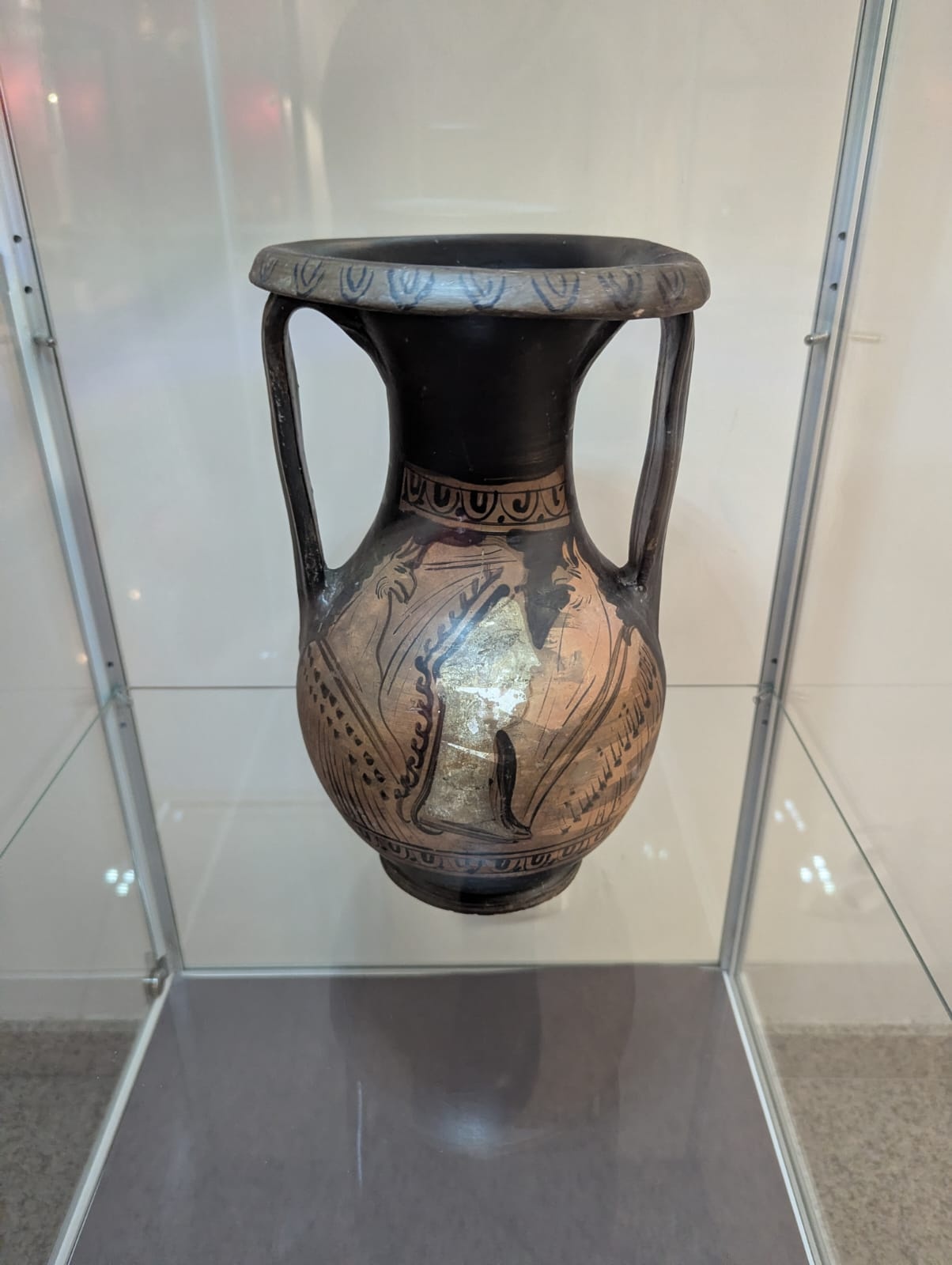 „Grecii de peste mări”, o incursiune în lumea credințelor și ideilor despre viață și moarte, prin intermediul vaselor cu figuri roșii, la Muzeul de Istorie Suceava