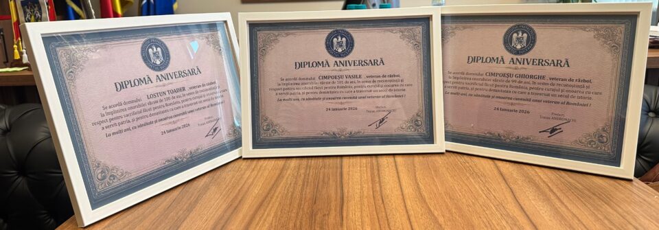 Trei veterani din Broșteni, cu vârste de 100, 101 și 99 de ani, onorați cu diplome aniversare de Prefectura Suceava