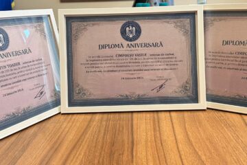 Trei veterani din Broșteni, cu vârste de 100, 101 și 99 de ani, onorați cu diplome aniversare de Prefectura Suceava