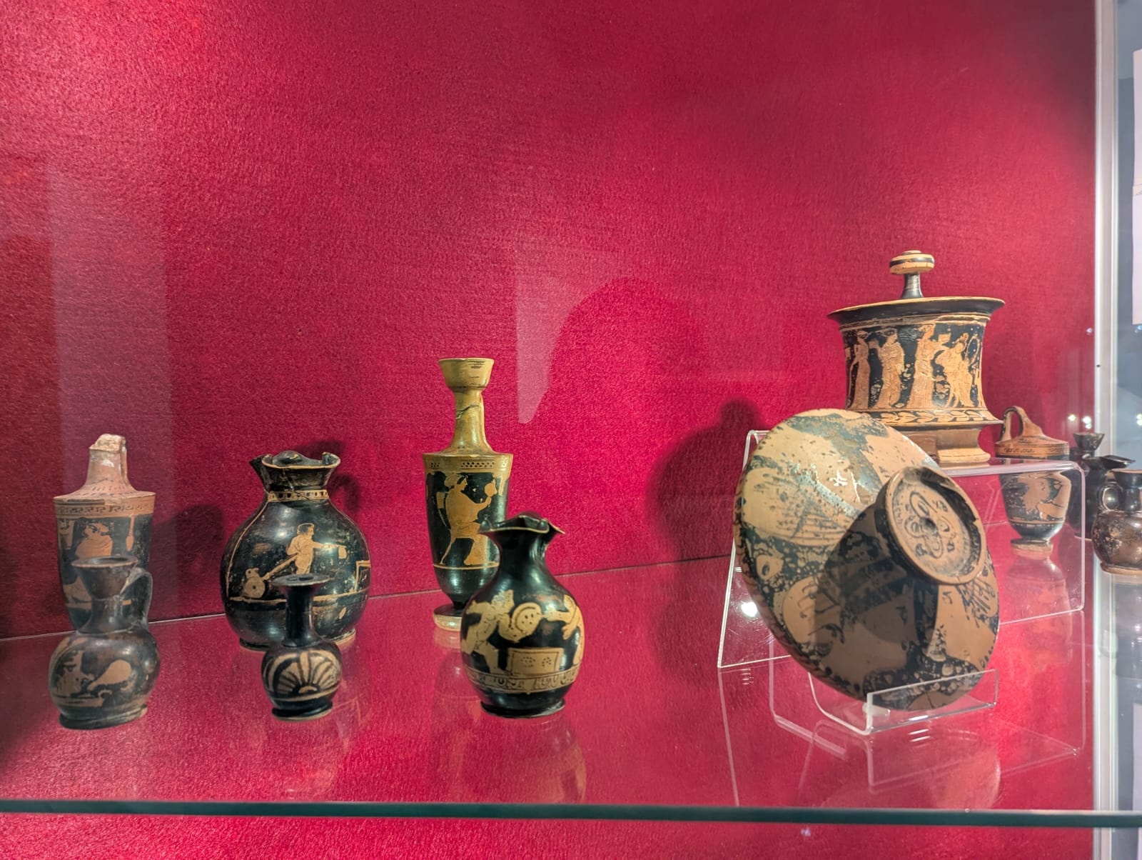 „Grecii de peste mări”, o incursiune în lumea credințelor și ideilor despre viață și moarte, prin intermediul vaselor cu figuri roșii, la Muzeul de Istorie Suceava