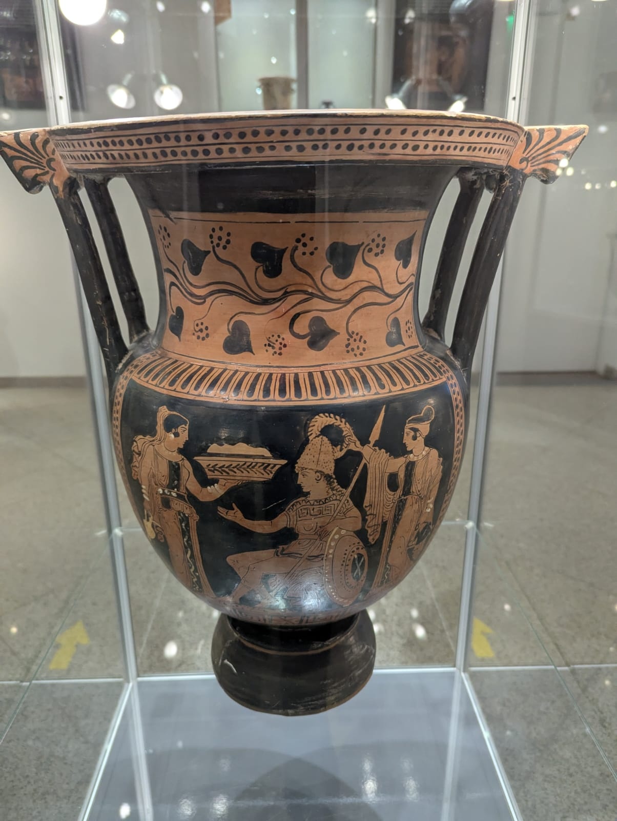 „Grecii de peste mări”, o incursiune în lumea credințelor și ideilor despre viață și moarte, prin intermediul vaselor cu figuri roșii, la Muzeul de Istorie Suceava