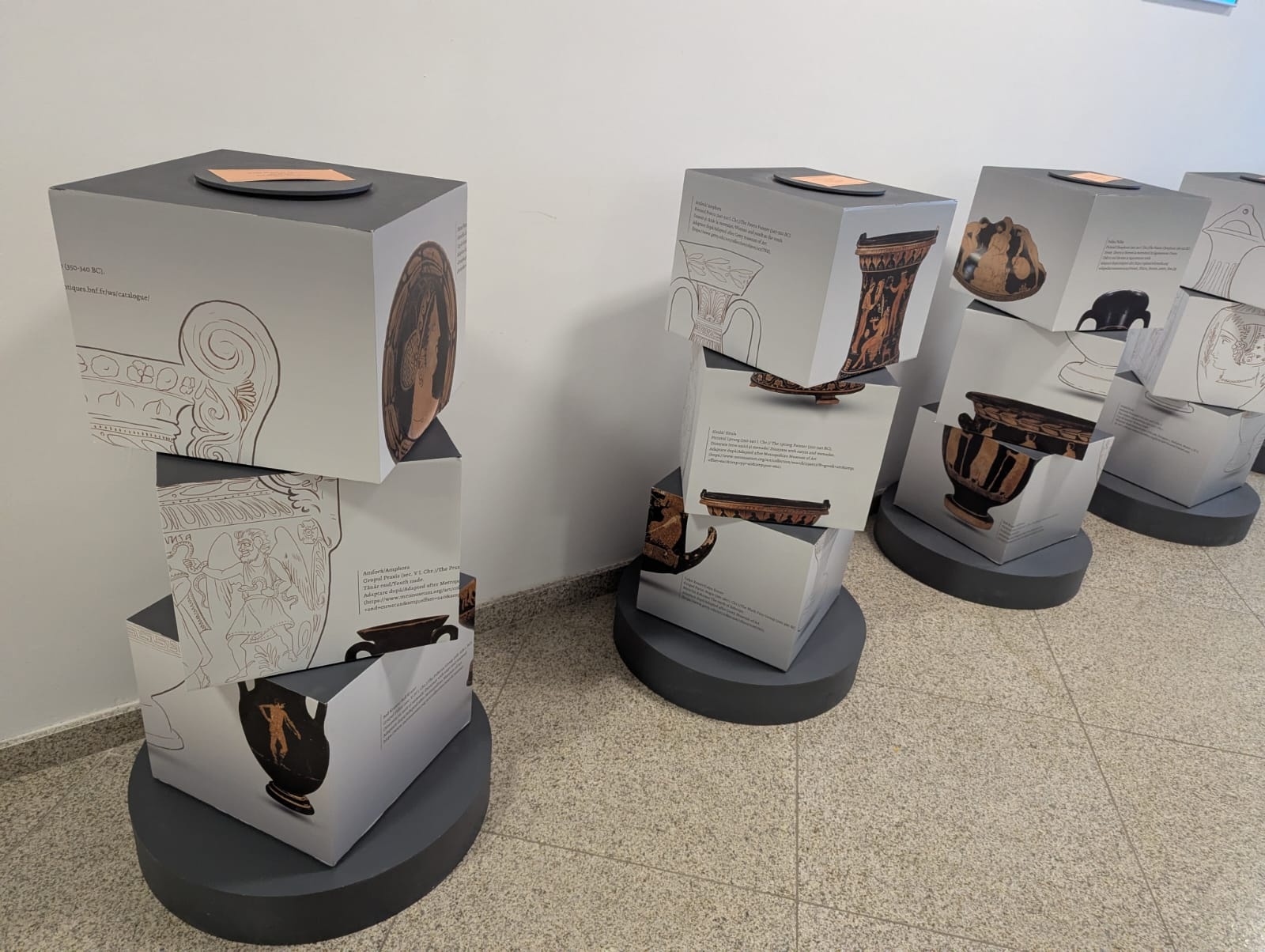 „Grecii de peste mări”, o incursiune în lumea credințelor și ideilor despre viață și moarte, prin intermediul vaselor cu figuri roșii, la Muzeul de Istorie Suceava