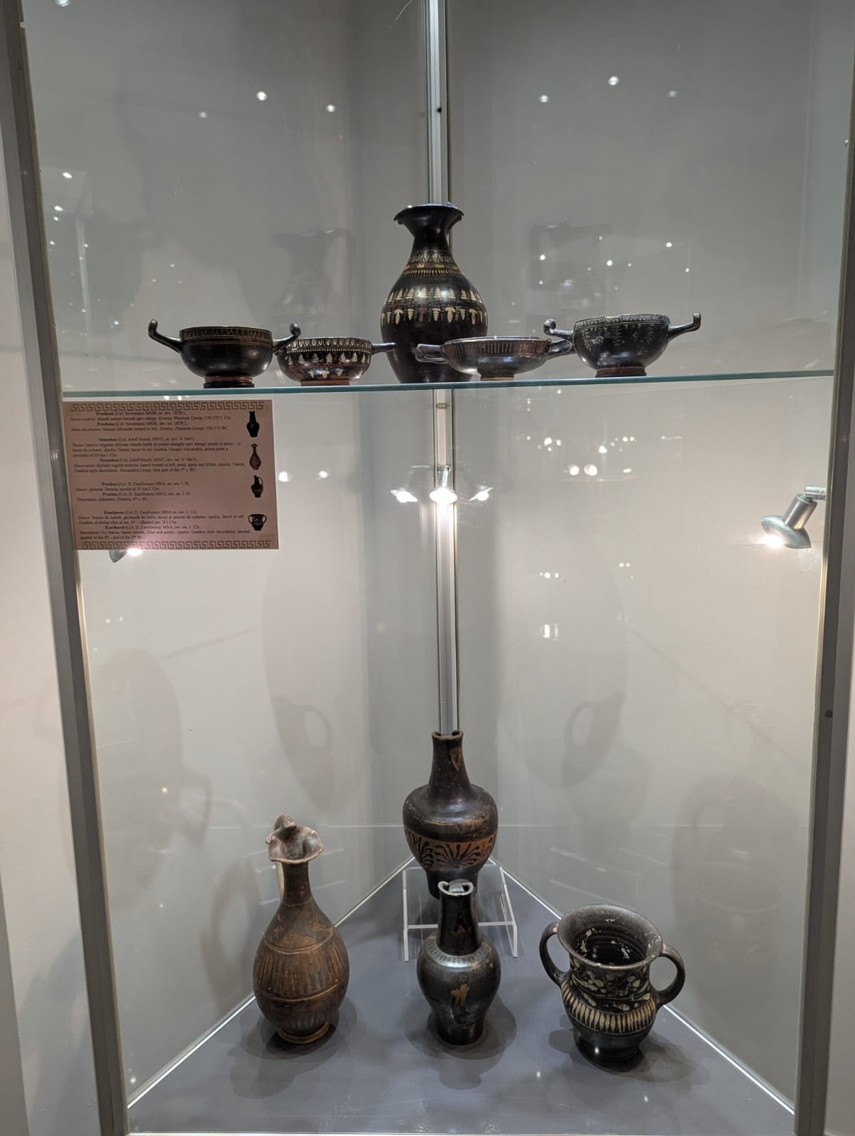 „Grecii de peste mări”, o incursiune în lumea credințelor și ideilor despre viață și moarte, prin intermediul vaselor cu figuri roșii, la Muzeul de Istorie Suceava